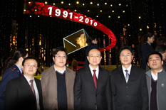 國(guó)家質(zhì)檢總局副局長(zhǎng)支樹(shù)平（右三）在中央電視臺(tái)演播大廳2010年&ldquo;3.15晚會(huì)&rdquo;直播現(xiàn)場(chǎng)與中國(guó)質(zhì)量檢驗(yàn)協(xié)會(huì)會(huì)員工作部主任楊曉東（右二）、防偽中心主任王成村（右一）、會(huì)員工作部副主任劉輝（左二）、會(huì)員工作部副主任王劍（左一）等協(xié)會(huì)工作人員代表合影留念