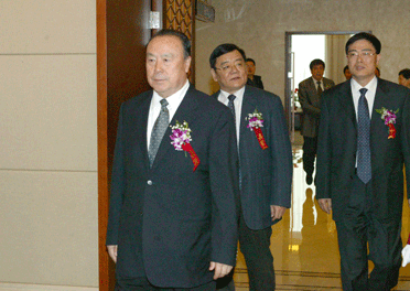 國家質(zhì)檢總局副局長劉平均、總工程師張綱陪同全國政協(xié)副主席白立忱步入會場